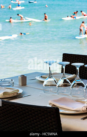 Restaurant sur le bord de la mer avec le set de table. Vertical image. Banque D'Images