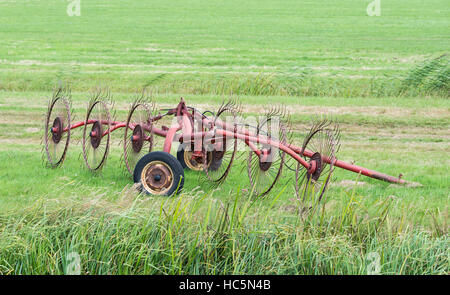 Old Red machines agricoles sur la terre verte Banque D'Images