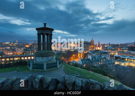 La nuit tombe à Édimbourg, en Écosse. Banque D'Images