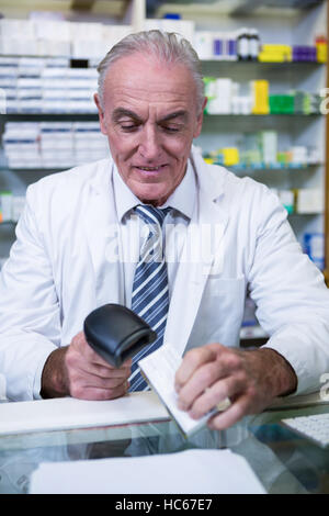 Pharmacien à l'aide de lecteur de code-barre sur la médecine fort Banque D'Images