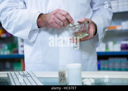 Docteur en médecine de broyage avec mortier et pilon Banque D'Images