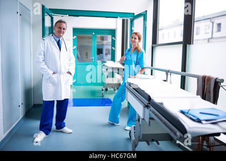 Portrait de médecin et chirurgien debout dans la salle de chirurgie Banque D'Images