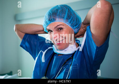 Portrait of surgeon wearing surgical mask en salle de chirurgie Banque D'Images