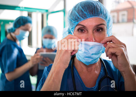 Portrait of surgeon wearing surgical mask en salle de chirurgie Banque D'Images
