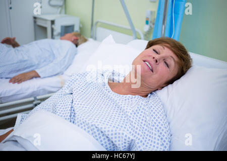 Senior patient lying on a bed Banque D'Images