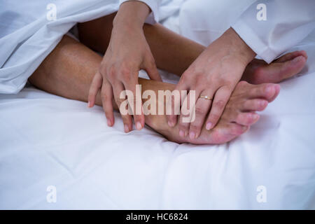 Doctor giving patient pour le traitement du pied Banque D'Images