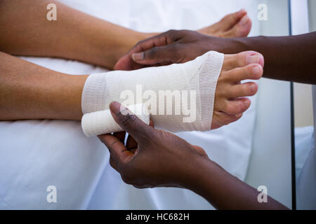 Le bandage de la jambe chez les patients Médecin Banque D'Images