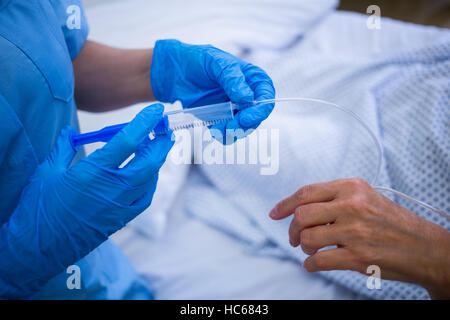 Infirmière pour faire une injection à un patient Banque D'Images