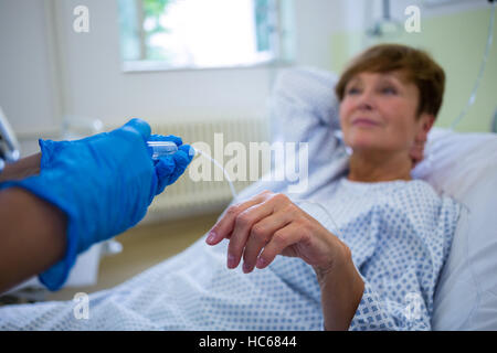Infirmière pour faire une injection à un patient Banque D'Images