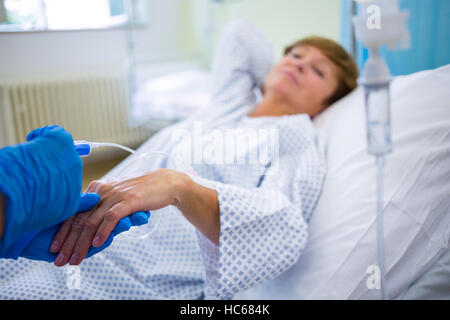 Infirmière pour faire une injection à un patient Banque D'Images