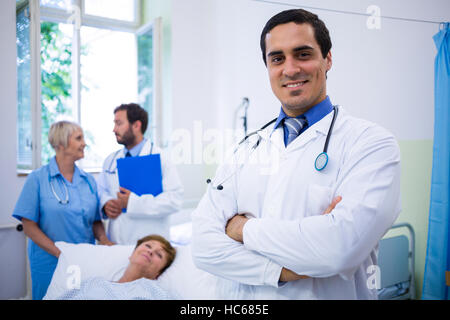 Smiling doctor standing in hospital Banque D'Images