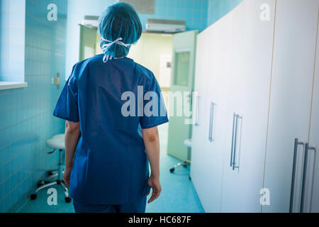 Surgeon standing in corridor à l'hôpital Banque D'Images