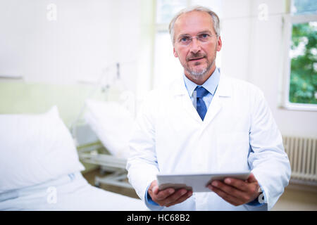 Doctor using digital tablet in hospital Banque D'Images