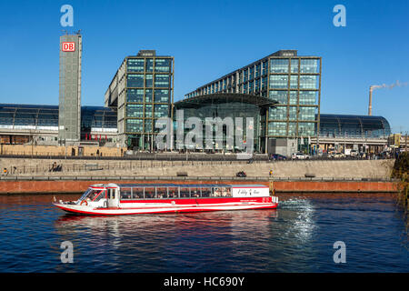 Bateau sur la rivière Spree en face de la gare centrale de Berlin Hauptbahnhof, Berlin, Allemagne Banque D'Images