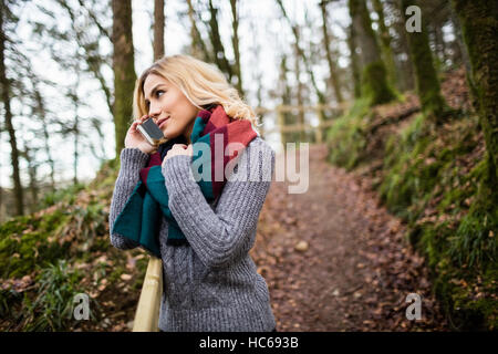 Beautiful Woman talking on mobile phone Banque D'Images