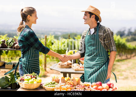 Farmer couple shaking hands les uns avec les autres Banque D'Images