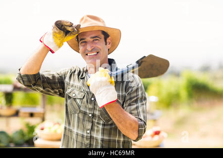 Portrait d'agriculteur transportant shovel Banque D'Images