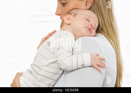 La mère et son bébé garçon embrassant Banque D'Images