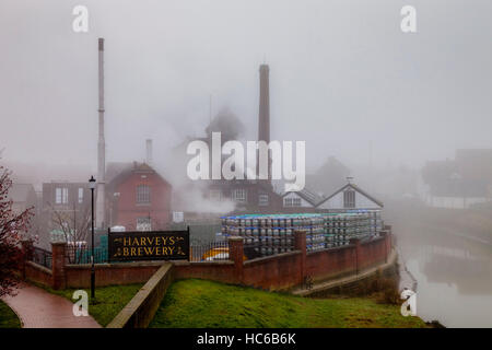 Brasserie Harveys et la rivière Ouse en un jour brumeux, Lewes, dans le Sussex, UK Banque D'Images