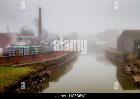 Brasserie Harveys et la rivière Ouse en un jour brumeux, Lewes, dans le Sussex, UK Banque D'Images