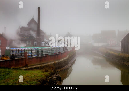 Brasserie Harveys et la rivière Ouse en un jour brumeux, Lewes, dans le Sussex, UK Banque D'Images