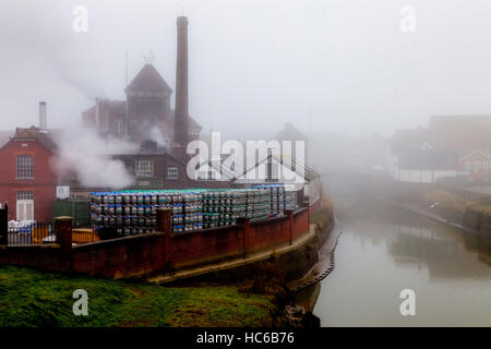 Brasserie Harveys et la rivière Ouse en un jour brumeux, Lewes, dans le Sussex, UK Banque D'Images