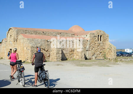 Les cyclistes, l'église San Giovanni di Sinis, Sinis, Oristano, Oristano, Sardaigne, Italie, Europe Banque D'Images