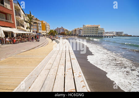 TENERIFE, ESPAGNE - JUIN 11 : vue panoramique de quelques balades touristiques sur une promenade à El Medano Beach le 11 juin 2015 à El Medano, île des Canaries Tenerife Banque D'Images