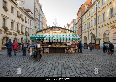 PRAGUE - 3 décembre : Boutique de souvenirs à célèbre Havels Market en première semaine de l'Avent à Noël . Marché a été ouvert en continu depuis 1232, Décembre Banque D'Images