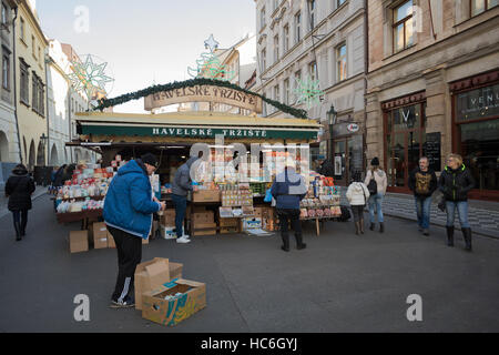 PRAGUE - 3 décembre : Boutique de souvenirs à célèbre Havels Market en première semaine de l'Avent à Noël . Marché a été ouvert en continu depuis 1232, Décembre Banque D'Images