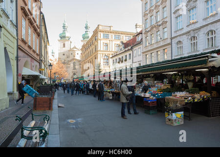 PRAGUE - 3 décembre : Boutique de souvenirs à célèbre Havels Market en première semaine de l'Avent à Noël . Marché a été ouvert en continu depuis 1232, Décembre Banque D'Images