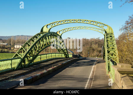 Pont des chaînes portant la B4598 sur la rivière Usk à Kemeys commandant. Construit vers 1906. Monmouthshire, Wales Banque D'Images