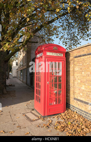 K2 Téléphone Kiosk conçue par Sir Gilbert Scott 1924, a Grade II par English Heritage, sur gélose Grove, Camden, London Banque D'Images