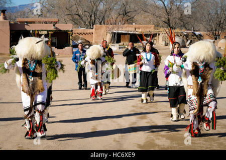 Les hommes et les femmes aux coiffes de buffle blanc exécutent des danses traditionnelles de buffle avec des batteurs en arrière-plan à Ohkay Owingeh Pueblo, Nouveau-Mexique Banque D'Images