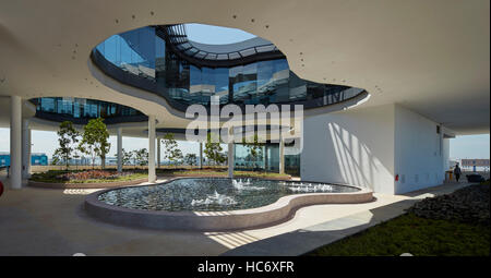 Caractéristiques de l'eau et l'aménagement paysager de terrasse sur le toit. Sélectionnez Group Headquarters, Singapour, Singapour. Architecte : Kay Ngee Tan, 2016. Banque D'Images