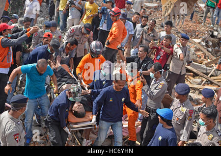L'Indonésie. 07Th Dec, 2016. 6.5 Mesure du séisme sur l'échelle de Richter (sr) secoué Pidie Jaya, Province d'Aceh. Tuant au moins 92 personnes et causant des dizaines de bâtiments d'effondrement ont été plus que 70 des blessés avait subi des blessures graves dans l'ordre de grandeur 6,5 séisme. Credit : Azwar/Pacific Press/Alamy Live News Banque D'Images