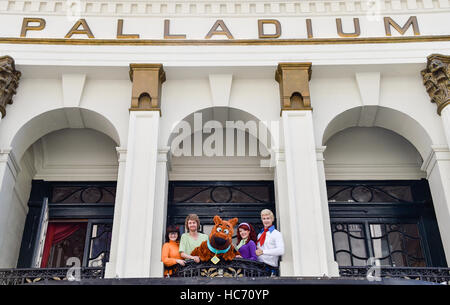 Scooby Doo et la bande de Mystery Inc arriver au London Palladium avant leurs débuts West End avec : Charlie Bull (Daphné), Charlie Haskins (irrégulière), Joe Goldy (Scooby-Doo), Rebedda Withers (Velma), Chris Warner Drake (Fred) Où : London, United Banque D'Images