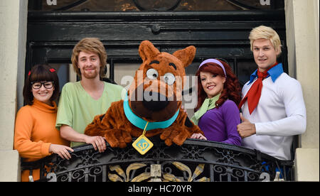 Scooby Doo et la bande de Mystery Inc arriver au London Palladium avant leurs débuts West End avec : Charlie Bull (Daphné), Charlie Haskins (irrégulière), Joe Goldy (Scooby-Doo), Rebedda Withers (Velma), Chris Warner Drake (Fred) Où : London, United Banque D'Images