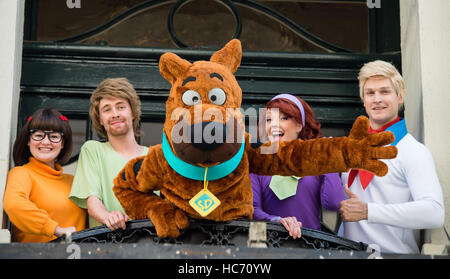 Scooby Doo et la bande de Mystery Inc arriver au London Palladium avant leurs débuts West End avec : Charlie Bull (Daphné), Charlie Haskins (irrégulière), Joe Goldy (Scooby-Doo), Rebedda Withers (Velma), Chris Warner Drake (Fred) Où : London, United Banque D'Images