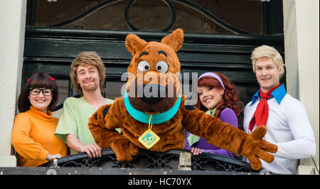 Scooby Doo et la bande de Mystery Inc arriver au London Palladium avant leurs débuts West End avec : Charlie Bull (Daphné), Charlie Haskins (irrégulière), Joe Goldy (Scooby-Doo), Rebedda Withers (Velma), Chris Warner Drake (Fred) Où : London, United Banque D'Images