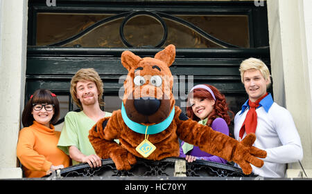 Scooby Doo et la bande de Mystery Inc arriver au London Palladium avant leurs débuts West End avec : Charlie Bull (Daphné), Charlie Haskins (irrégulière), Joe Goldy (Scooby-Doo), Rebedda Withers (Velma), Chris Warner Drake (Fred) Où : London, United Banque D'Images