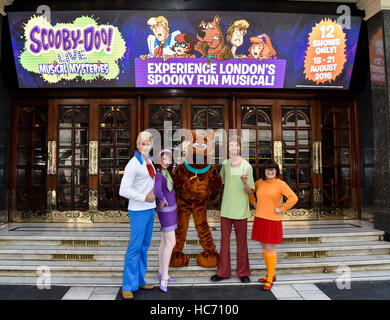 Scooby Doo et la bande de Mystery Inc arriver au London Palladium avant leurs débuts West End avec : Charlie Bull (Daphné), Charlie Haskins (irrégulière), Joe Goldy (Scooby-Doo), Rebedda Withers (Velma), Chris Warner Drake (Fred) Où : London, United Banque D'Images