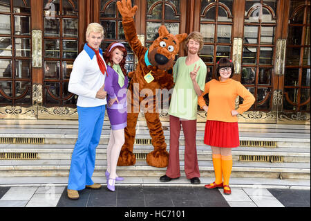 Scooby Doo et la bande de Mystery Inc arriver au London Palladium avant leurs débuts West End avec : Charlie Bull (Daphné), Charlie Haskins (irrégulière), Joe Goldy (Scooby-Doo), Rebedda Withers (Velma), Chris Warner Drake (Fred) Où : London, United Banque D'Images