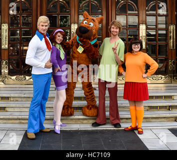 Scooby Doo et la bande de Mystery Inc arriver au London Palladium avant leurs débuts West End avec : Charlie Bull (Daphné), Charlie Haskins (irrégulière), Joe Goldy (Scooby-Doo), Rebedda Withers (Velma), Chris Warner Drake (Fred) Où : London, United Banque D'Images