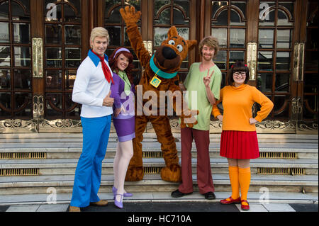 Scooby Doo et la bande de Mystery Inc arriver au London Palladium avant leurs débuts West End avec : Charlie Bull (Daphné), Charlie Haskins (irrégulière), Joe Goldy (Scooby-Doo), Rebedda Withers (Velma), Chris Warner Drake (Fred) Où : London, United Banque D'Images