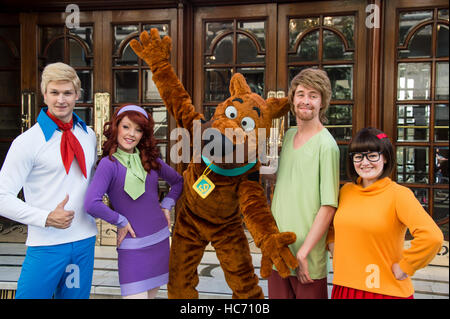 Scooby Doo et la bande de Mystery Inc arriver au London Palladium avant leurs débuts West End avec : Charlie Bull (Daphné), Charlie Haskins (irrégulière), Joe Goldy (Scooby-Doo), Rebedda Withers (Velma), Chris Warner Drake (Fred) Où : London, United Banque D'Images