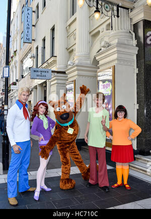 Scooby Doo et la bande de Mystery Inc arriver au London Palladium avant leurs débuts West End avec : Charlie Bull (Daphné), Charlie Haskins (irrégulière), Joe Goldy (Scooby-Doo), Rebedda Withers (Velma), Chris Warner Drake (Fred) Où : London, United Banque D'Images