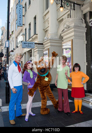 Scooby Doo et la bande de Mystery Inc arriver au London Palladium avant leurs débuts West End avec : Charlie Bull (Daphné), Charlie Haskins (irrégulière), Joe Goldy (Scooby-Doo), Rebedda Withers (Velma), Chris Warner Drake (Fred) Où : London, United Banque D'Images