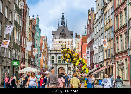 La Pologne, la Poméranie, Gdansk (Dantzig), Long Lane ( Langgasse/Ulica Dluga) avec vue sur le Golden Gate (Zlota Brama Tor/Langgasser) et la Tour de la prison (Sto Banque D'Images