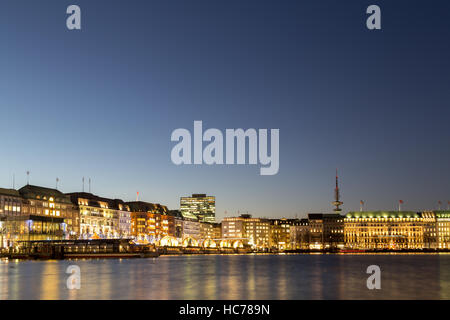 Hambourg, Allemagne - 02 Décembre, 2016 Soirée : vue sur le lac Binnenalster dans le centre-ville avec la ligne d'horizon Banque D'Images